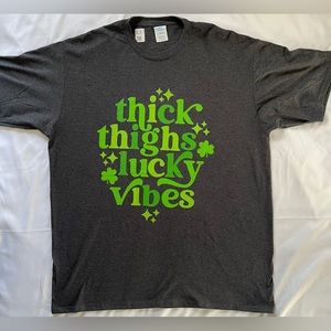 St Patrick’s Day T-Shirt Funny Thick Thighs Lucky Vibes Adult Unisex XL New